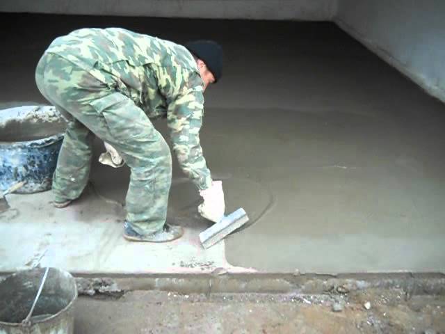 Бетонная затирка. Железнение поверхности бетона. Железнение бетона цементом после заливки. Железнить бетонную стяжку. Затирка бетона вручную.