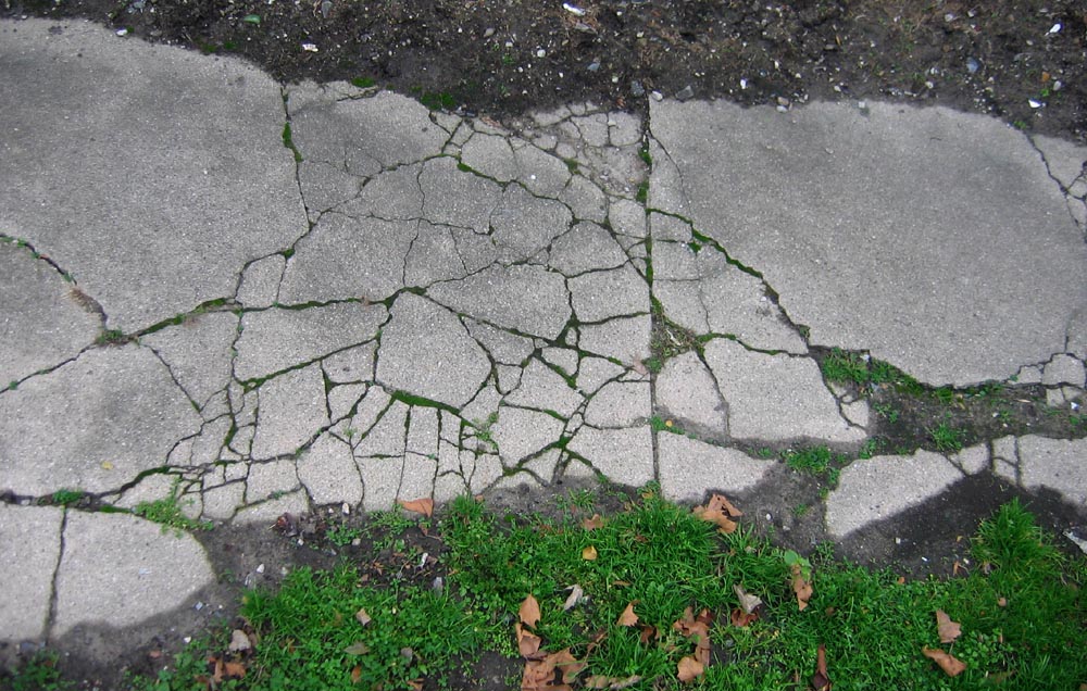 Трещина 7 букв. Бетонная дорожка растрескалась. Потрескались бетонные дорожки. Бетон с камнями. Сломанный камень.