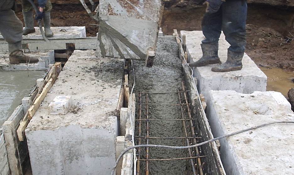 Бетонную следуй. Укладка бетонной смеси в опалубку. Вибрирование бетона. Вибрирование фундамента. Вибрирование плиты перекрытия.