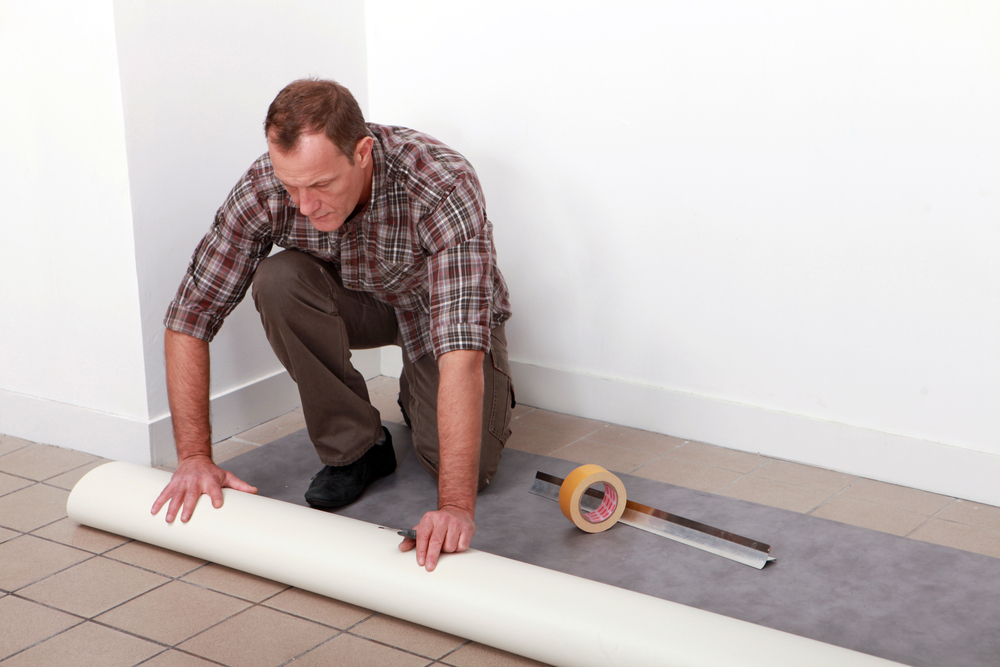 Как положить линолеум на бетонный пол своими руками: Как стелить .