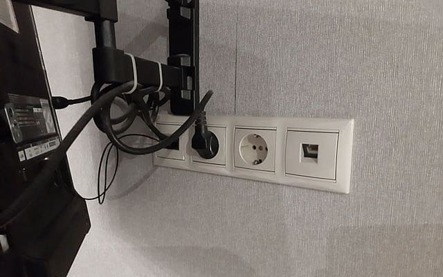 Как розетку закрепить в стене: Установка розеток в стены | Полезные статьи