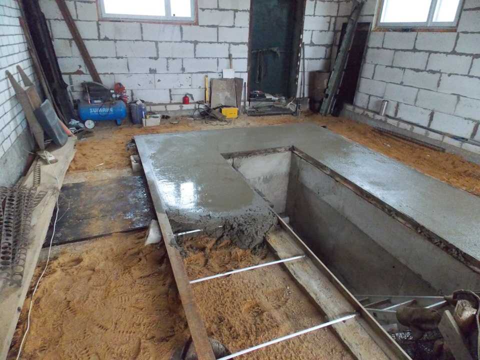 Как залить пол в гараже бетоном:  бетонного пола в гараже своими .