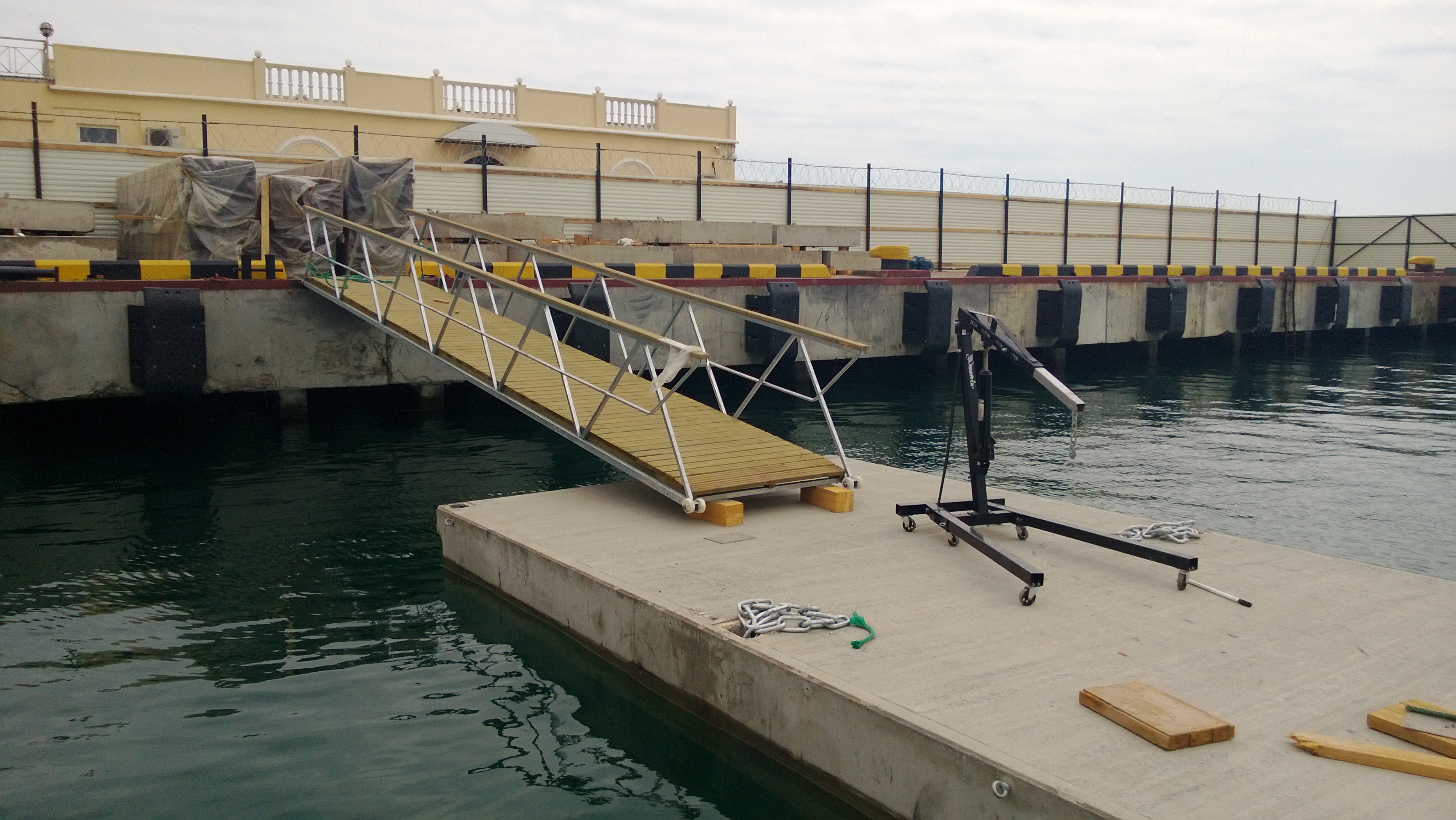 Плавучее заграждение. Понтоны Marinetek. Железобетонный понтон. Понтонный Пирс бетонный. Бетонный плавучий причал.