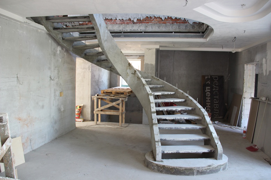 Бетонная лестница второй. Лестница полувинт монолит. Бетонная лестница монолит. Опалубка для бетонной лестницы на 2 этаж. Лестница монолитная железобетонная.