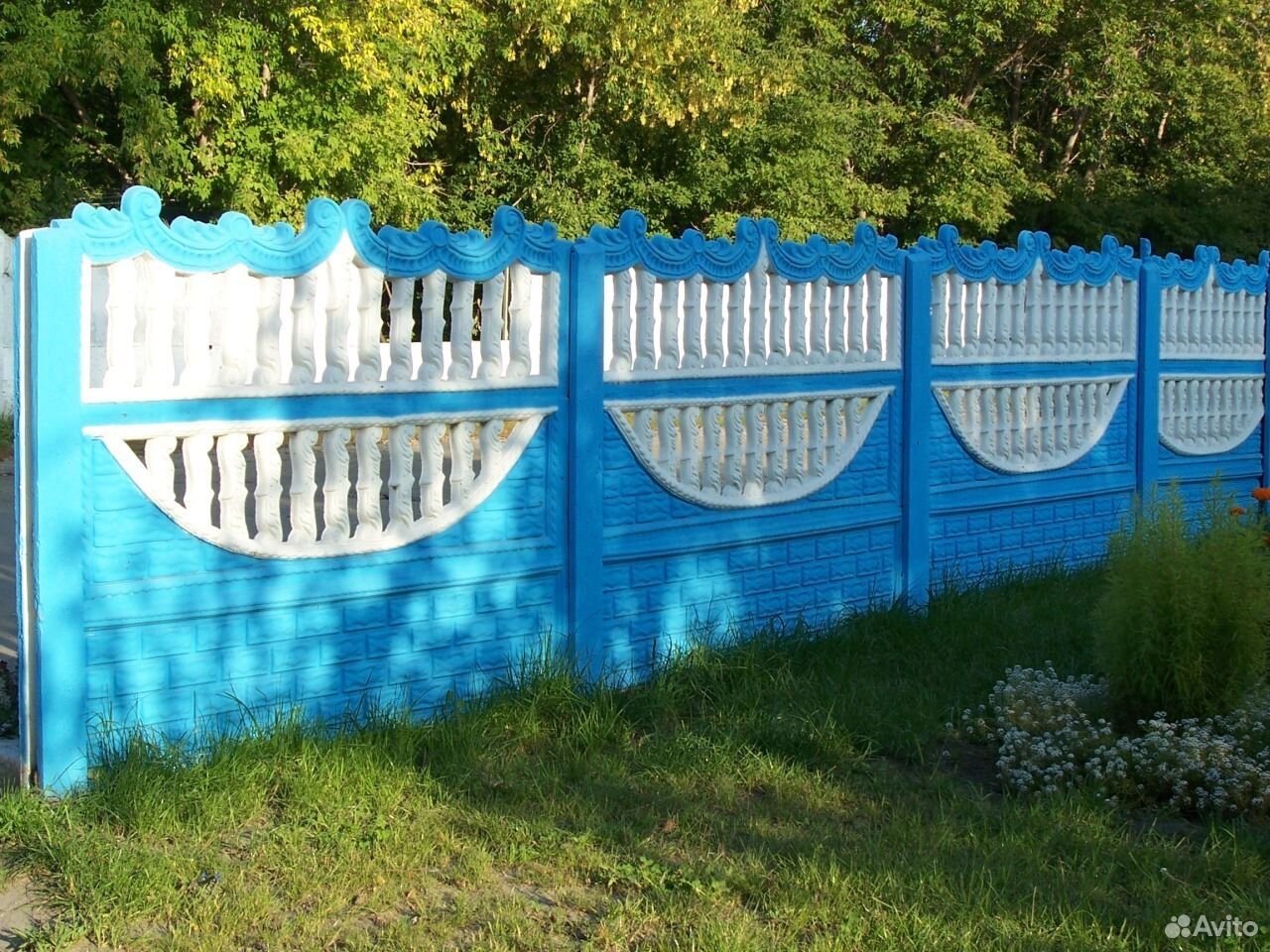 Покраска бетонного забора. Крашенный бетонный забор. Декоративный забор для дачи. Красиво покрасить бетонный забор.