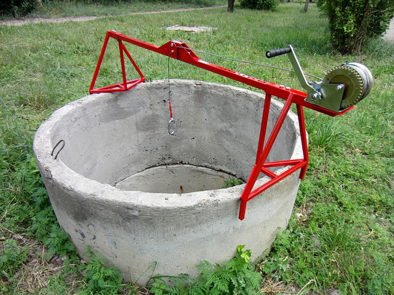 Как опустить бетонное кольцо в яму без крана: Как опустить бетонное .