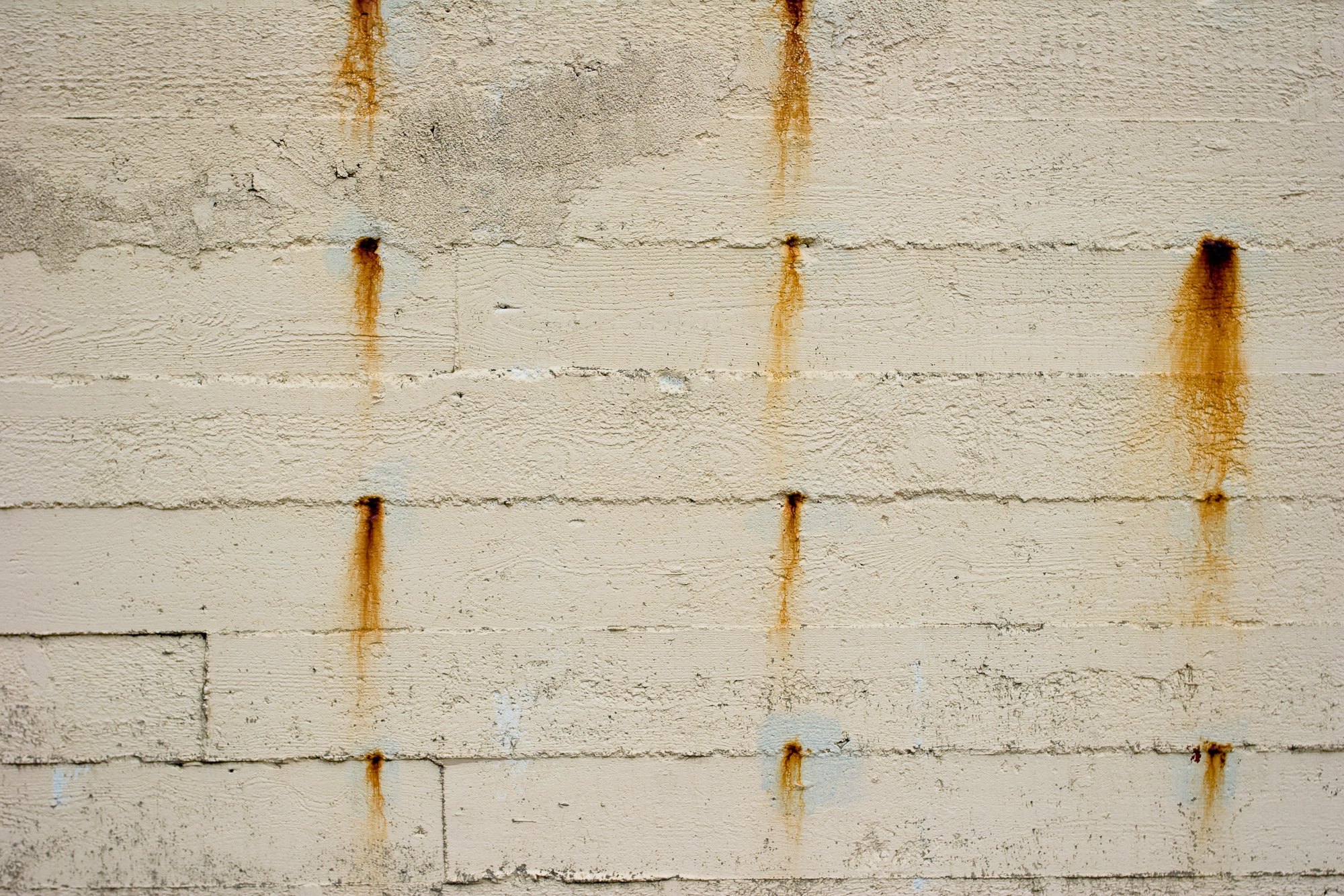 Следы трещины. Ржавчина на бетоне. Трещины в бетоне. Бетонная поверхность трещинами. Трещины на стене текстура.
