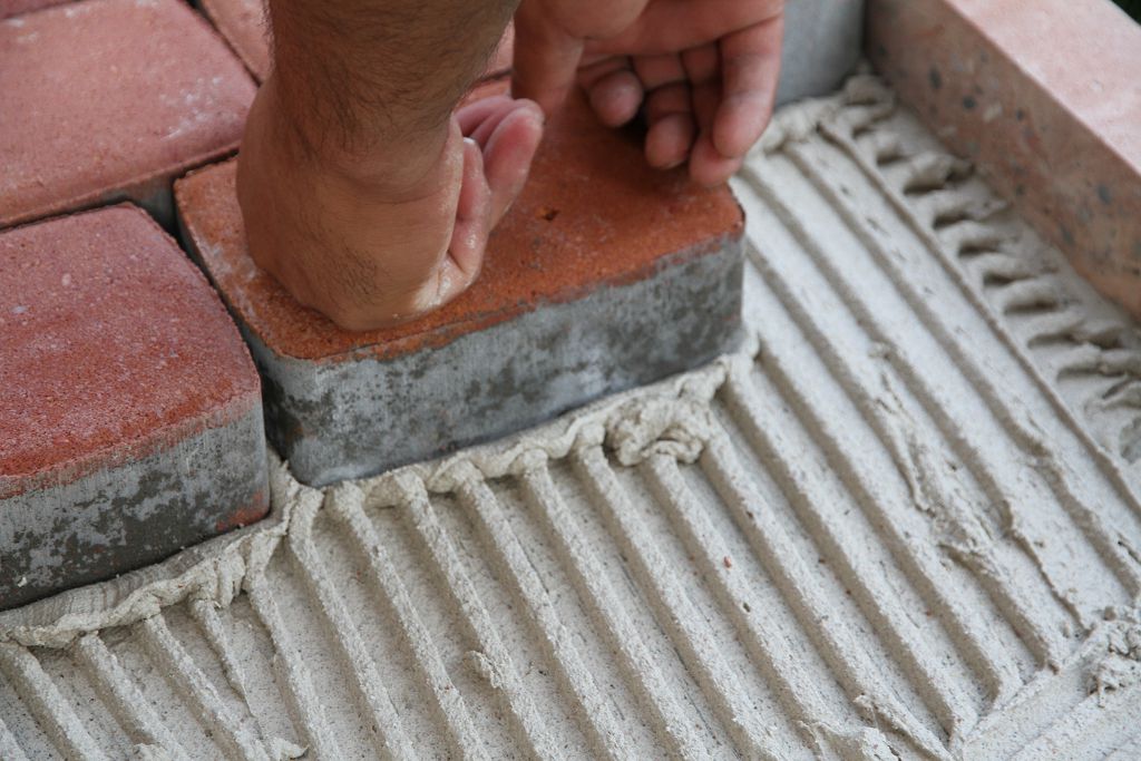 Укладка тротуарной плитки на старое бетонное основание: Укладка .