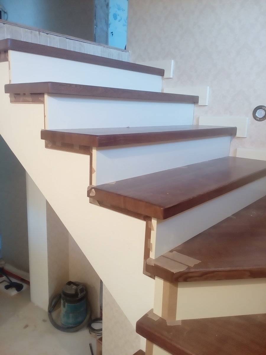 Установка ступенек. Ступени и подступенок для лестницы из бетона. Крепления подступенок к ступени. Отделка лестницы деревом. Отделка бетонной лестницы.