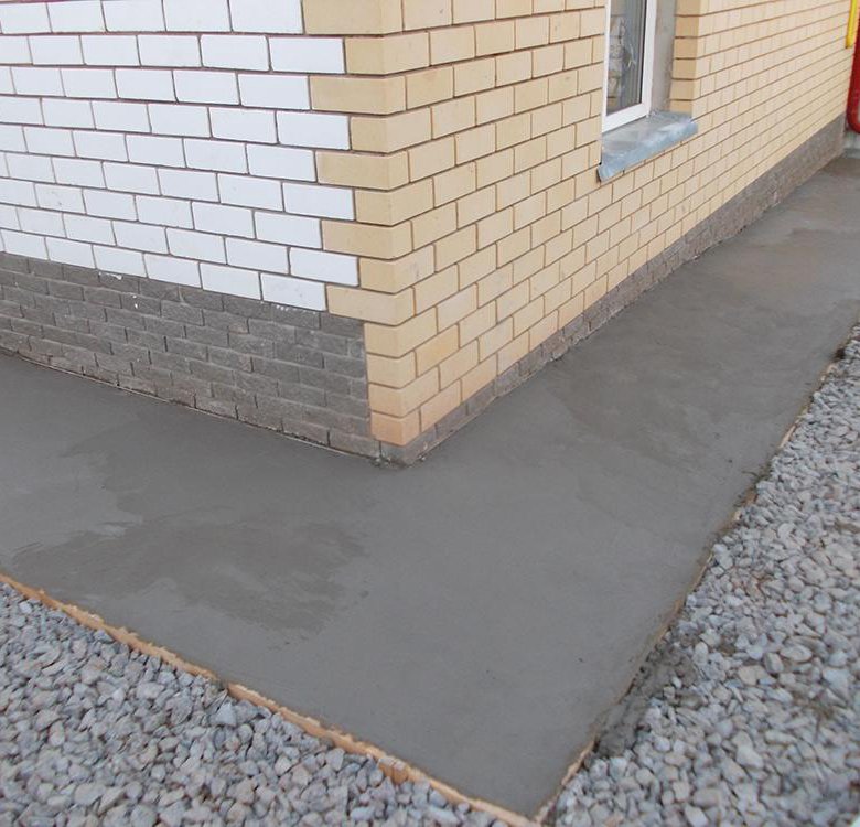 Чем защитить бетонную отмостку: Чем покрыть бетонную отмостку вокруг дома