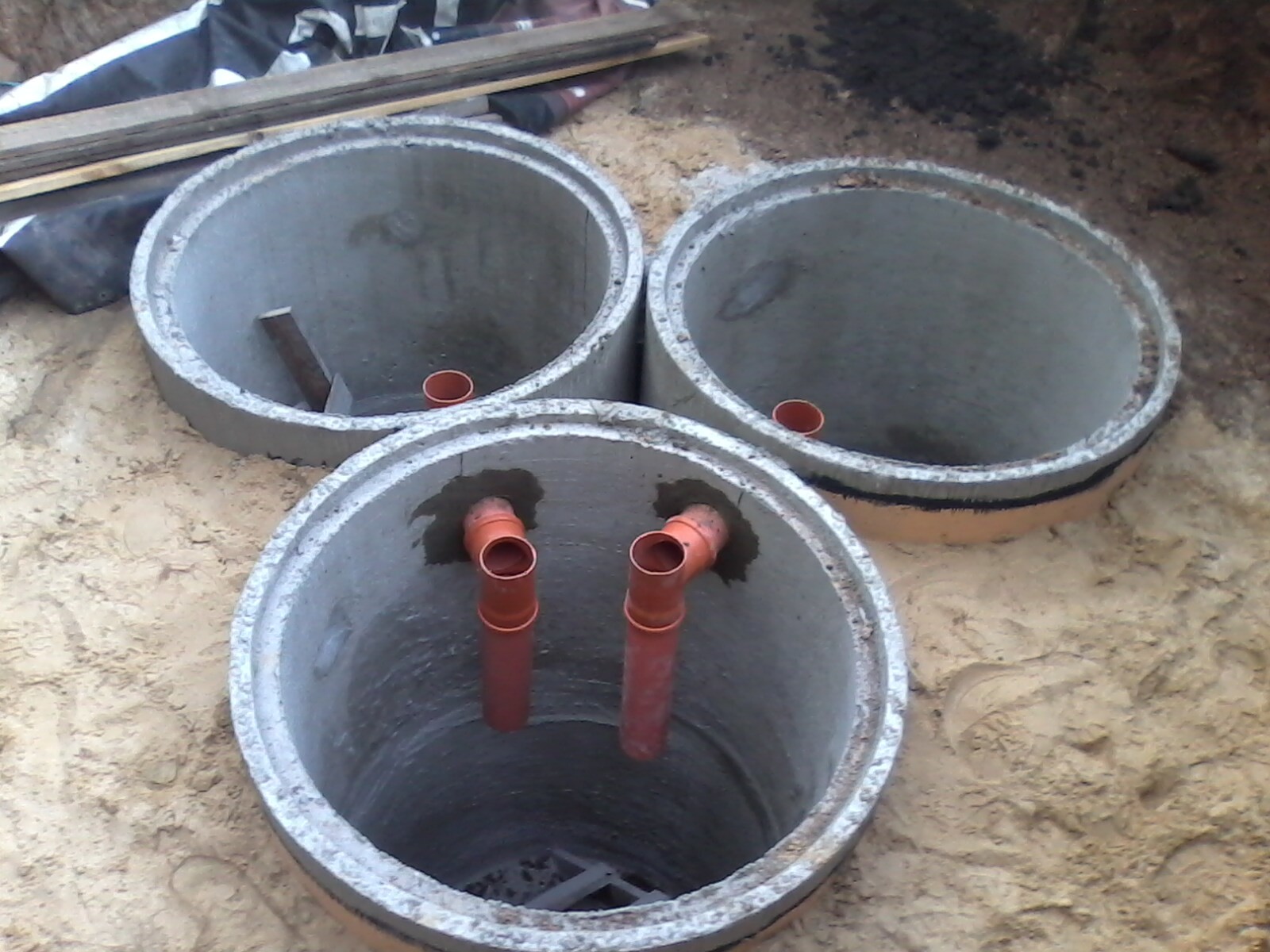 Устройство выгребной ямы из бетонных колец с переливом: Выгребная яма .