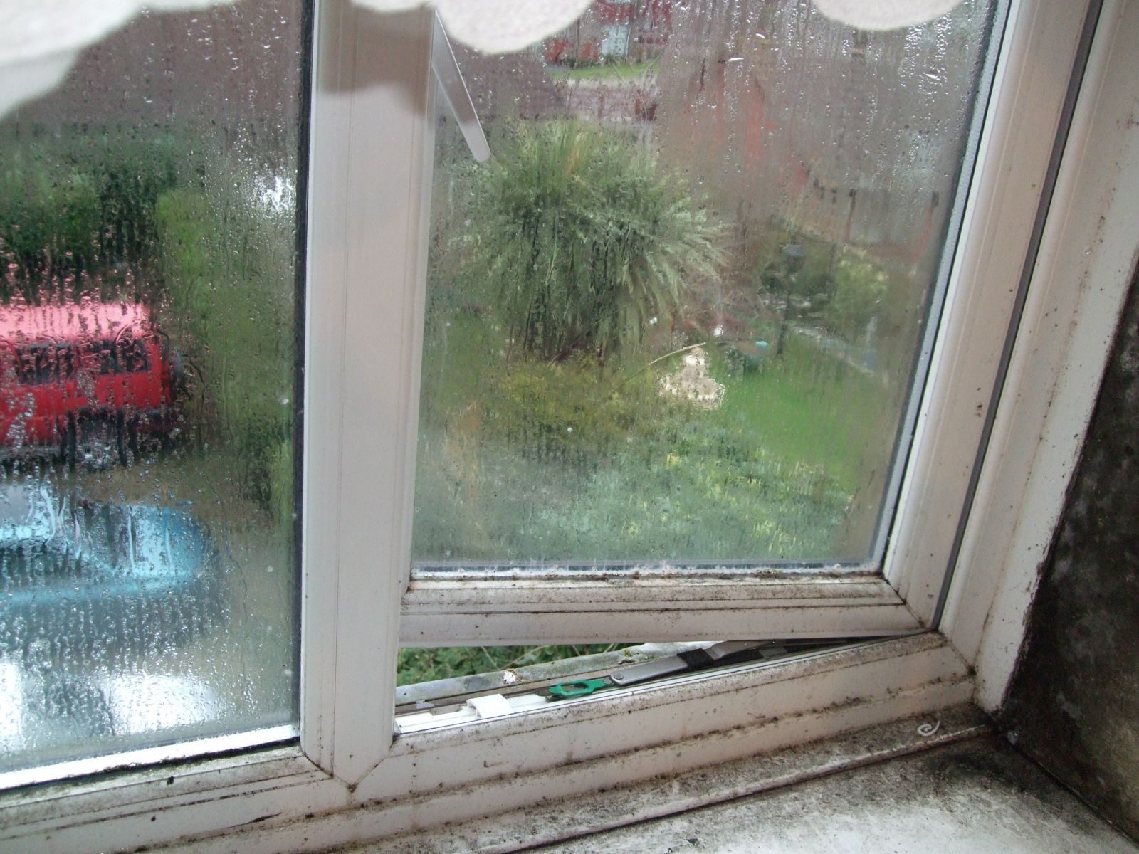 Текут окна почему: Почему зимой потеют пластиковые окна изнутри в квартире