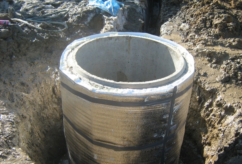 Как утеплить кессон из бетонных колец:  кессон для скважины .