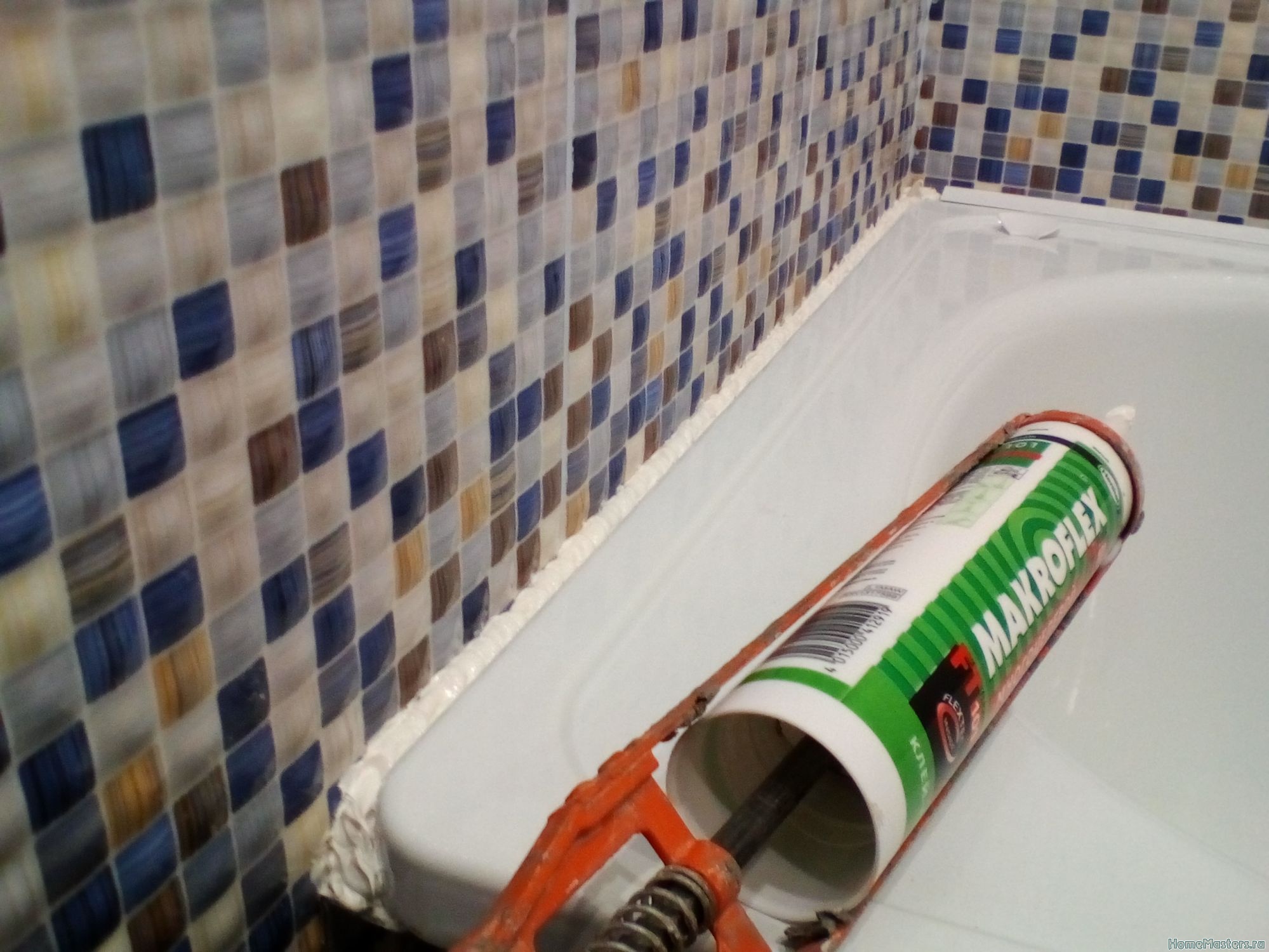 Герметизация швов в ванне. Шов между ванной и стеной. Шом между стеной и ванной. Стык между ванной и стеной плиткой. Стік между ванной и плиткой.
