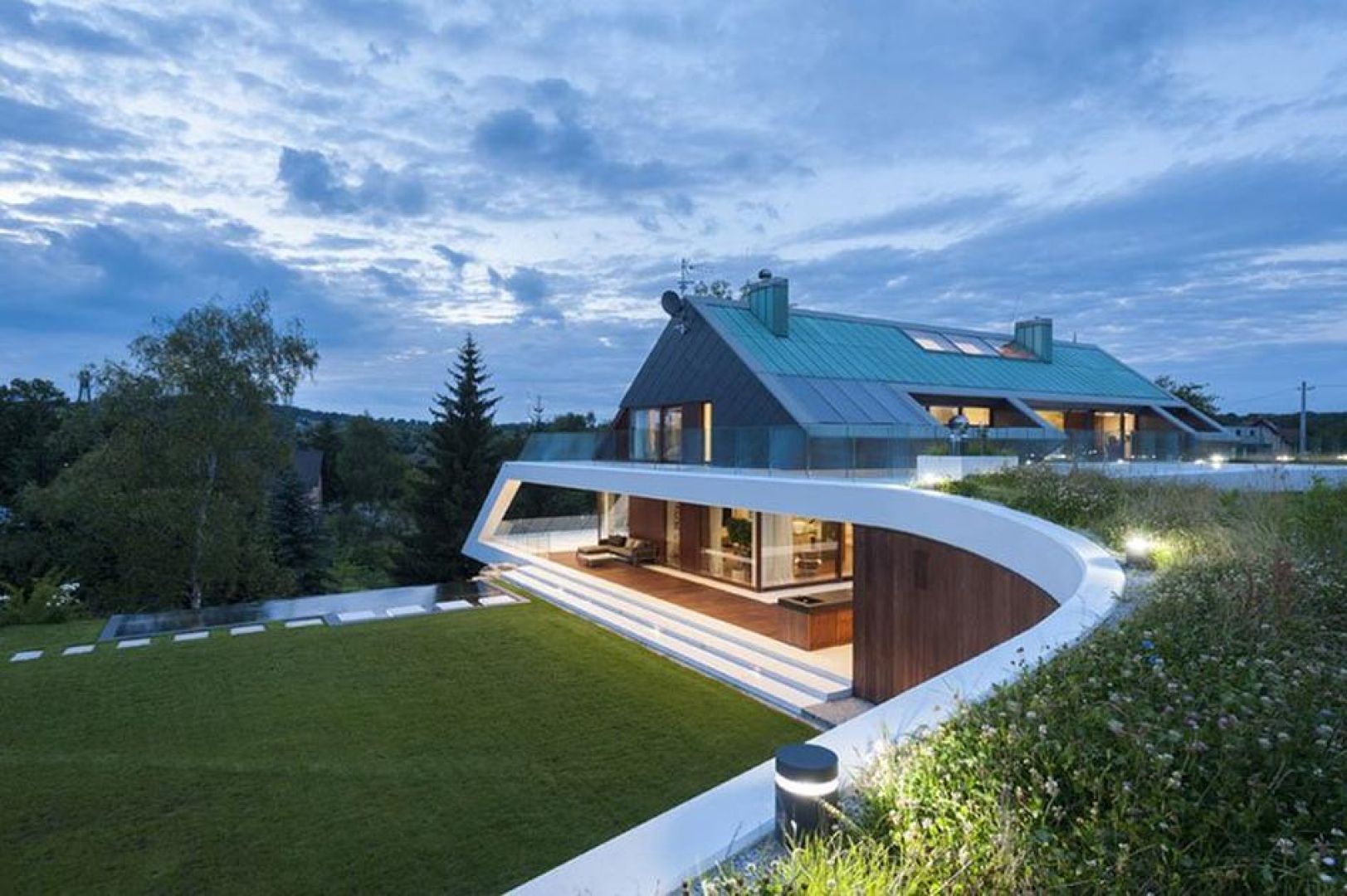 Плавный домов. ЭКОДОМ В Швейцарии, Цюрих. Проект дома на склоне House Wiesenhof. Красивые коттеджи. Современные крыши.