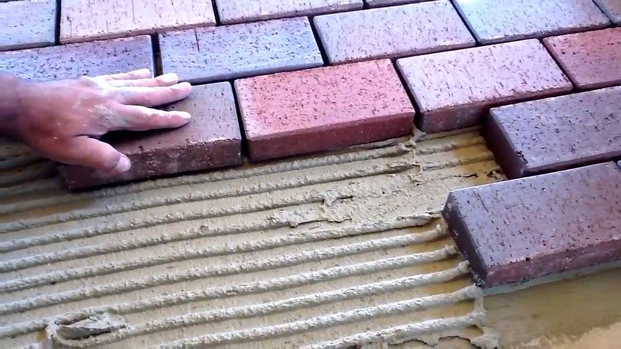 Как положить тротуарную плитку на бетонное основание видео: Укладка .