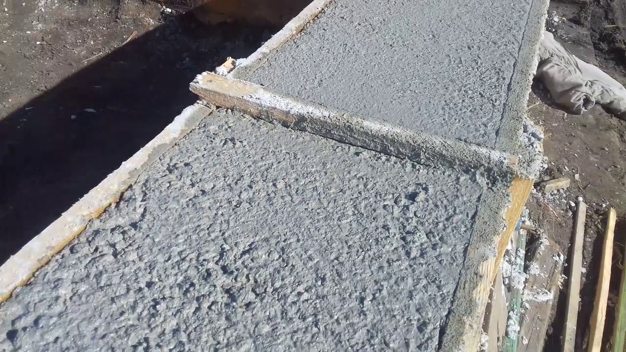 Сколько стоит бетон для фундамента с доставкой. Бетон вручную. Заливка бетона на плиточную поверхность. 100 Кубов бетона. Заливка бетонной круглой плиты.
