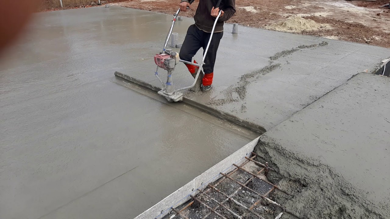 Залила плиту водой. Выравнивание бетона при заливке. Заливка бетона виброрейкой. Заливка плиты. Заливка бетона выравнивание.