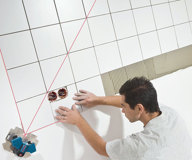 Какую плитку клеить на стены. Укладка плитки на стену. Укладка керамической плитки на стену. Способы укладки плитки в ванной на стену. Укладка плитки в ванной на стены.