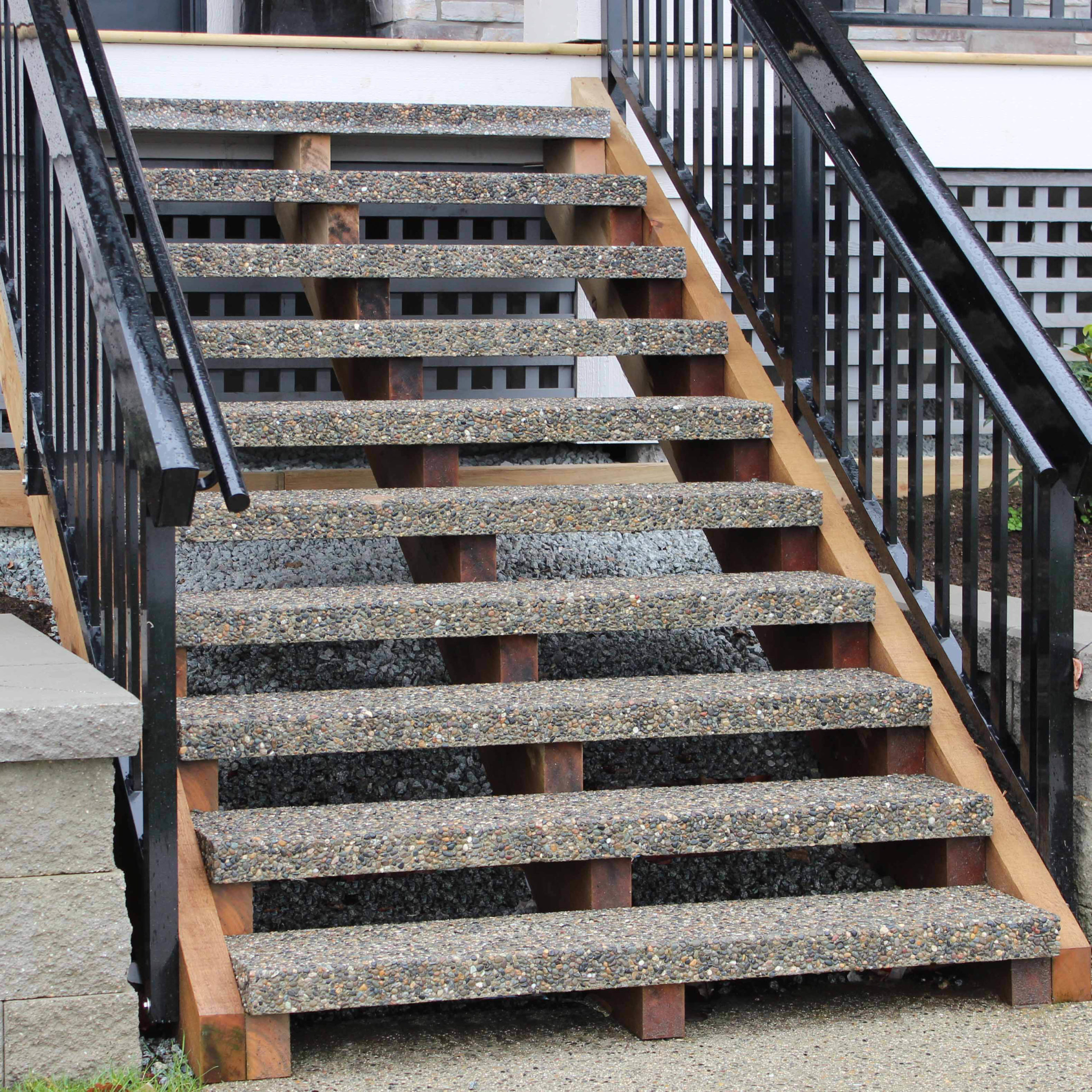 Бетонные степени. Уличная лестница. Лестница бетонная уличная. Металлическая лестница с бетонными ступенями. Бетонные ступеньки лестницы.