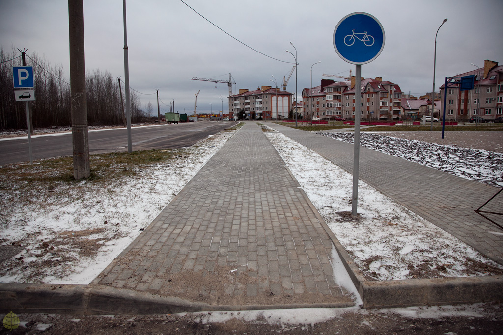 Тротуару должны. Съезд с тротуара. Съезды на пешеходных дорогах. Понижение тротуара. Бордюрный камень на пешеходных тротуарах.