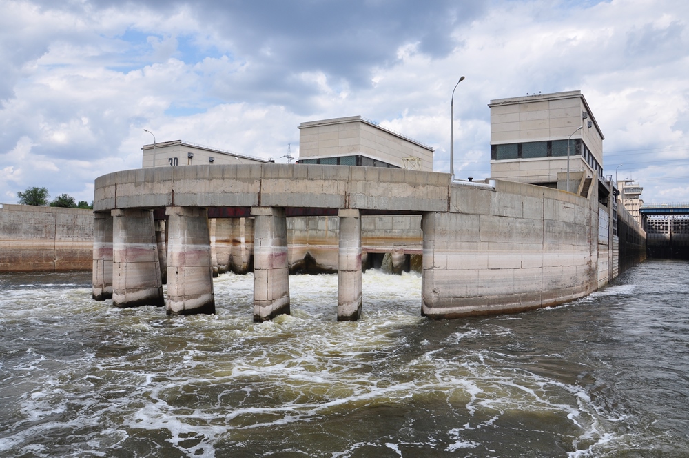 Гтс водохранилища. Судоходный шлюз Волжской ГЭС. Межшлюзовая ГЭС Волжский. Шлюз Волгоградское водохранилище. Плотина шлюз дамба.