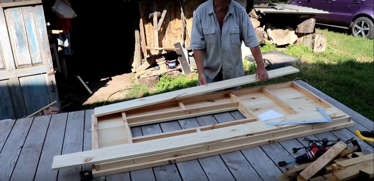 Дверь в хозблок своими руками из дерева. Дверки из фанеры. Как сделать двери своими руками фото. Самодельные двери из дерева. Дверь в сарай из досок.