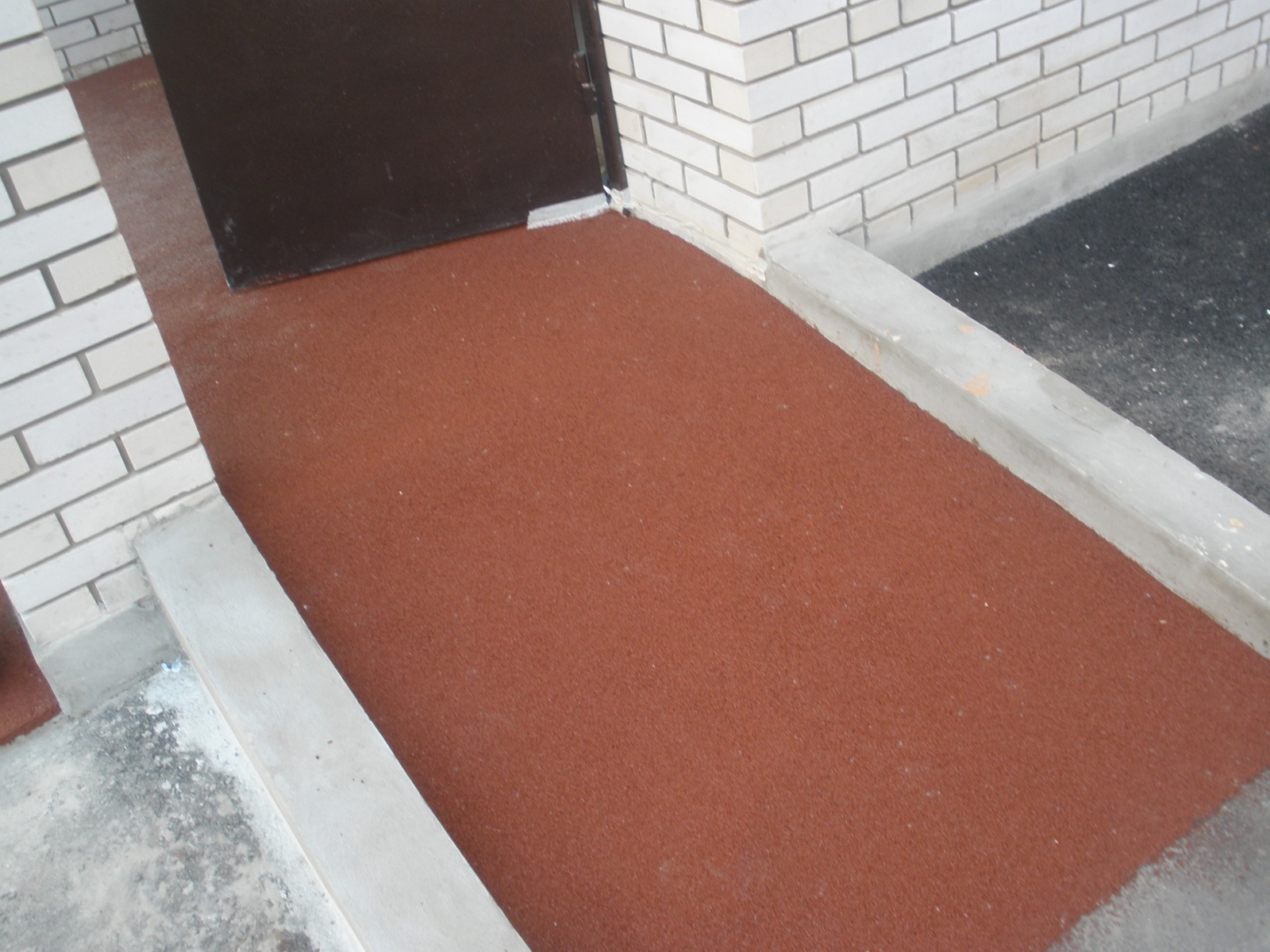 Резиновая крошка на бетон. Резиновая плитка на бетонное основание. Покрытие из резиновой крошки. Резиновое покрытие для входных групп. Укладка резиновой плитки на бетон.