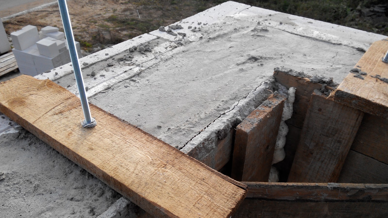  снимать опалубку перекрытия после заливки бетона:  снимать .