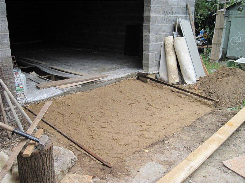 Въезд в гараж из бетона: материалы для сооружения, технологии и этапы