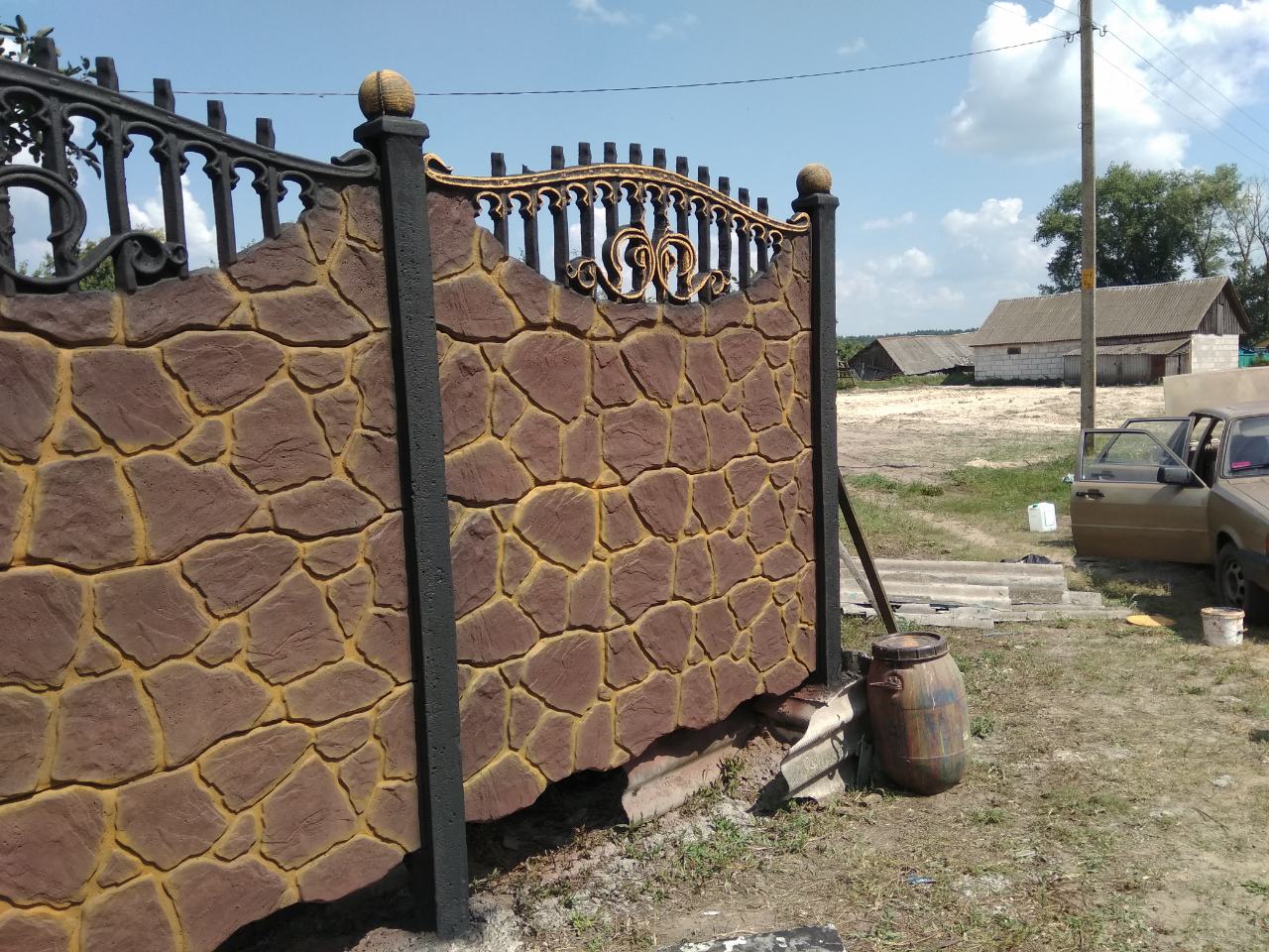 Покраска бетонного забора. Крашенный бетонный забор. Красивый бетонный забор. Покрасить бетонный забор.