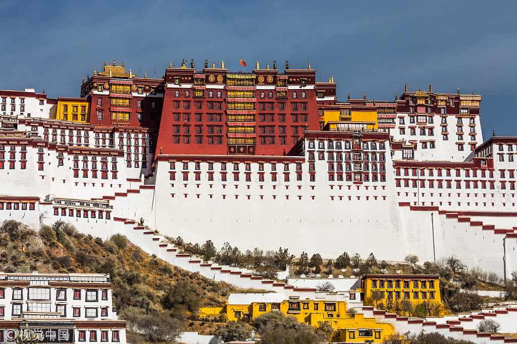 Тибет окна форум. Дворец-монастырь Потала. Ансамбль дворца Потала. Potala Palace Тибет. Дворец Потала в Лхасе внутри.