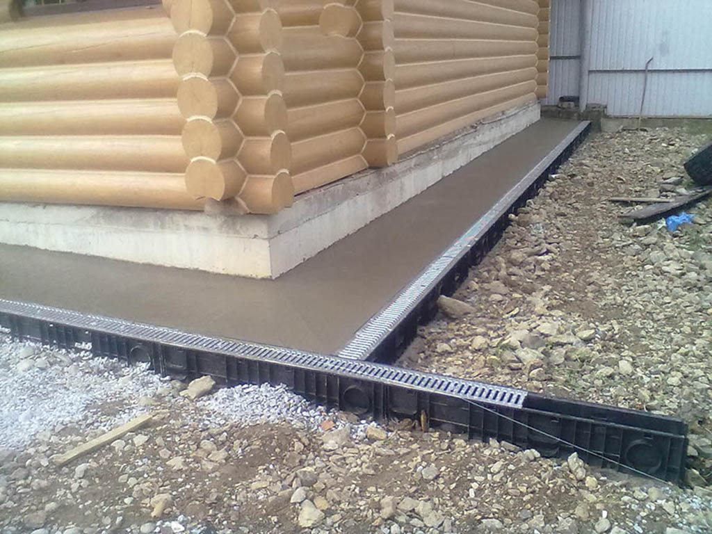 Чем защитить бетонную отмостку: Чем покрыть бетонную отмостку вокруг дома