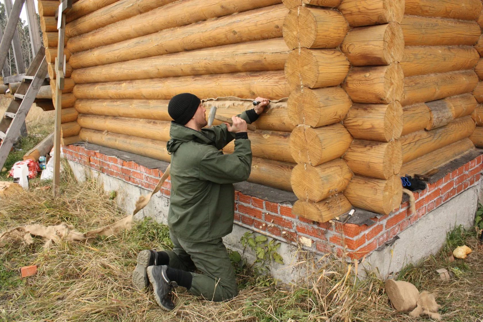 Конопатить дом из бревна