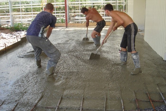  ровно залить бетон:  залить пол в доме или гараже бетоном ровно .