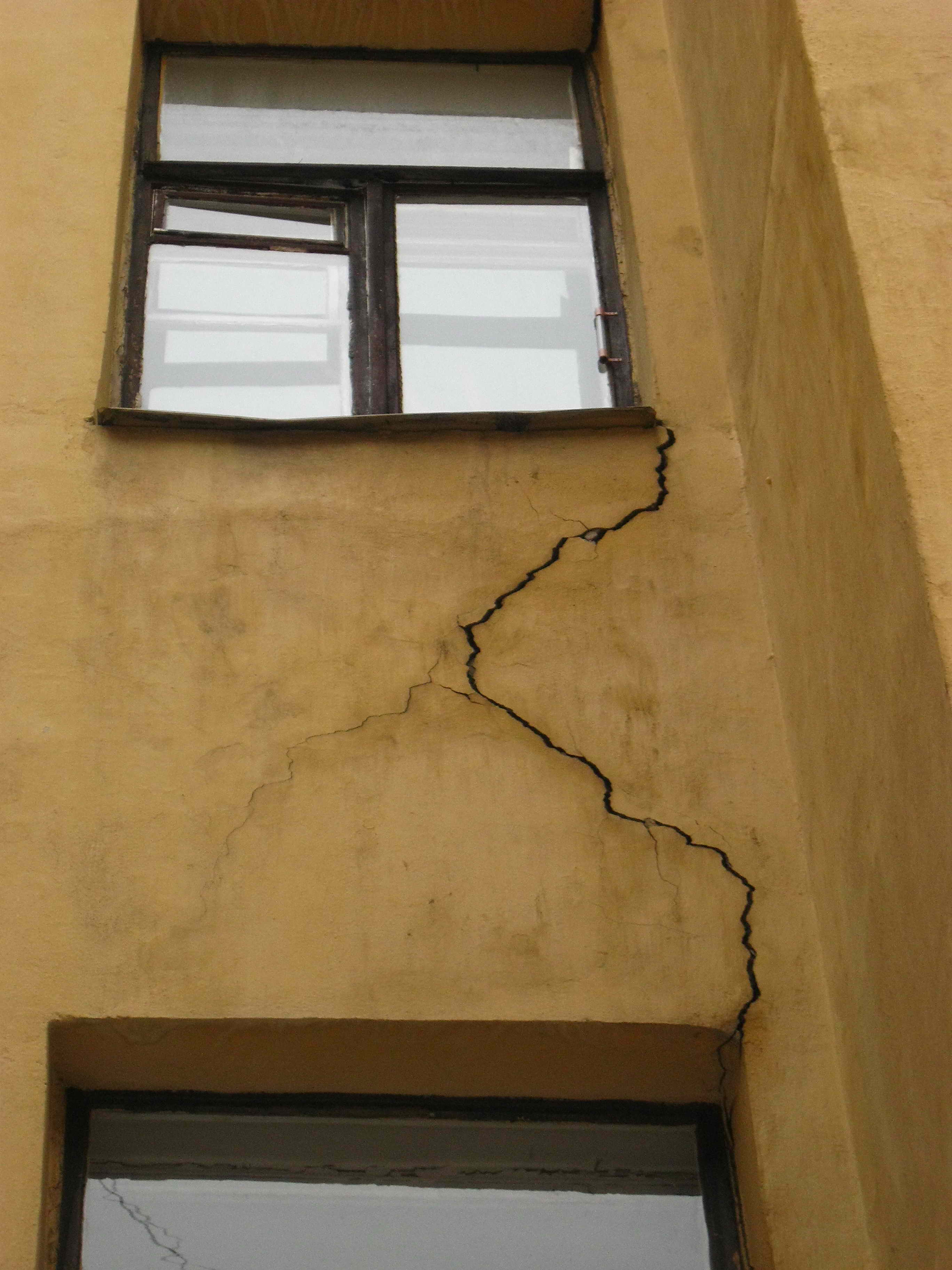 Трещина в панельном. Трещина в стене. Трещины в стенах здания. Вертикальные трещины в стенах. Трещины в оконных проемах.