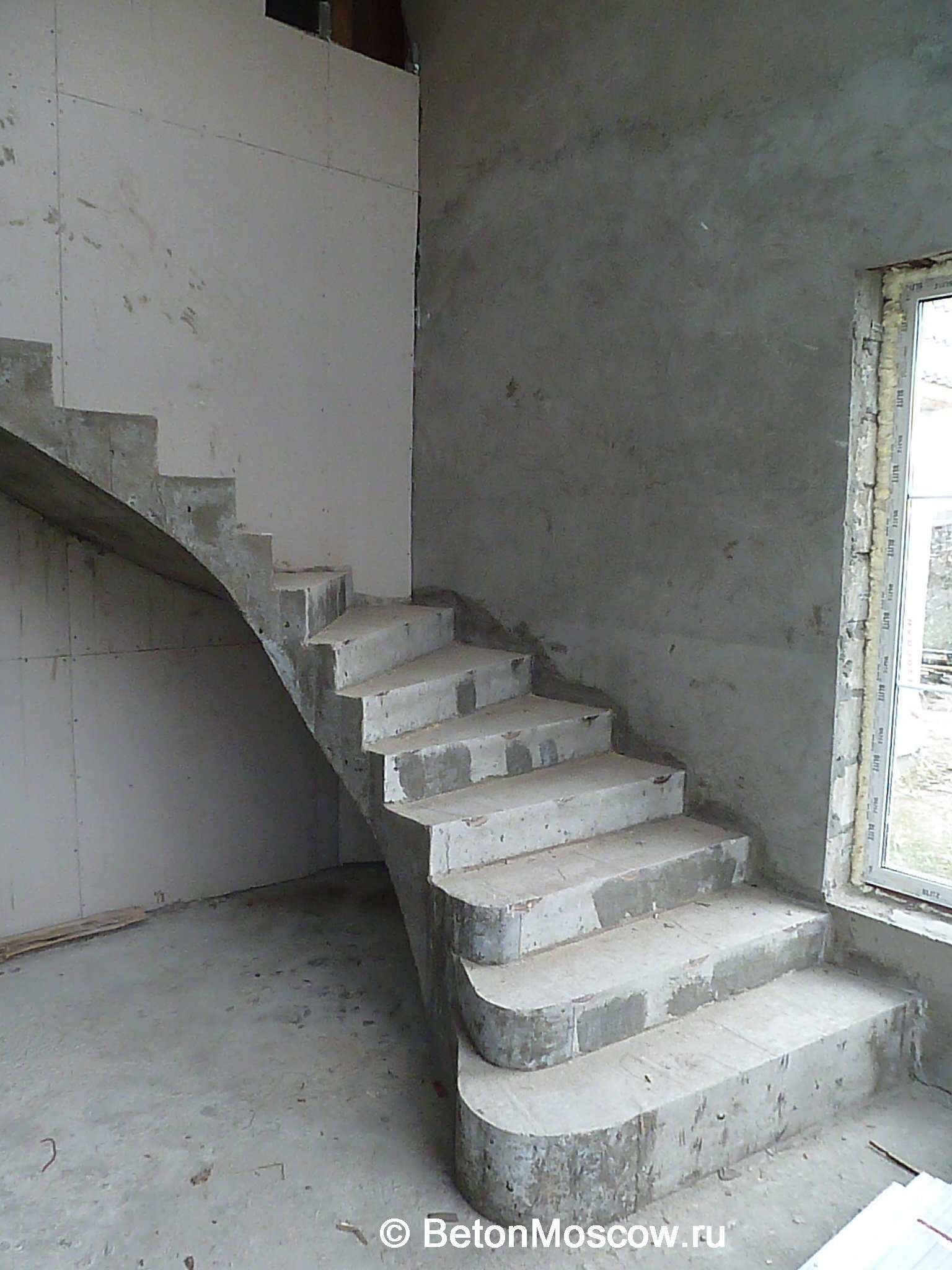 Бетонная лестница второй. Бетонная лестница на второй этаж с забежными ступенями. Бетонная монолитная лестница с забежными ступенями. Лестница монолитная железобетонная на второй этаж. Монолитные лестницы из бетона в частном доме на 2 этаж.