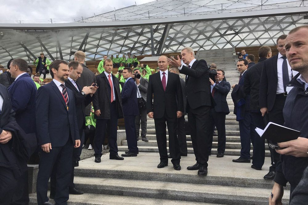 Открытие г москва. Путин и Собянин Зарядье. Путин и Собянин парк Зарядье. Парк Зарядье открытие. Открытие парка Зарядье в Москве.