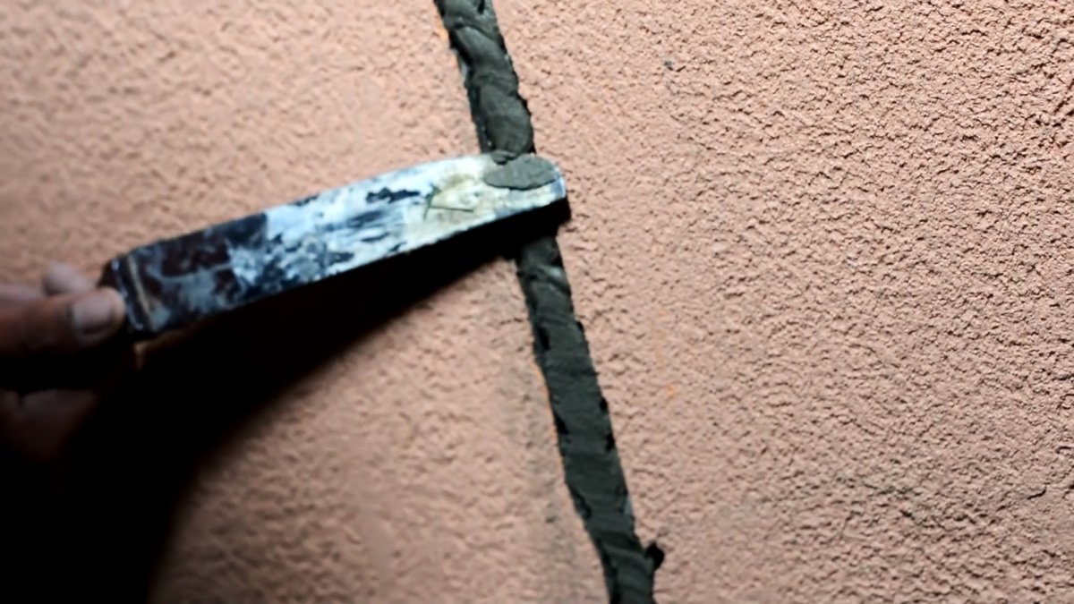Чем заделать щель в бетонной стене: Чем заделать трещину в бетонной стене