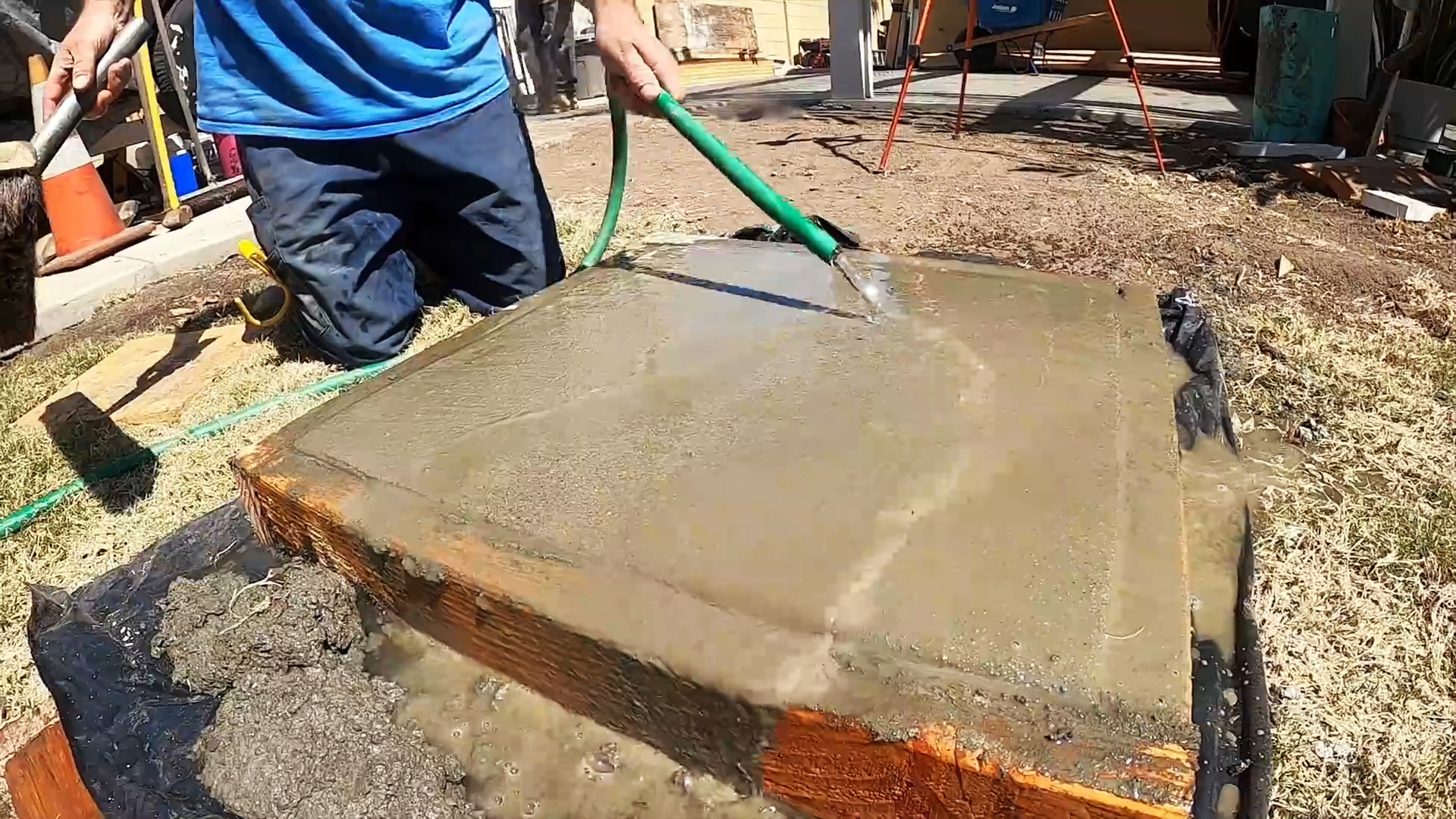 Укладка тротуарной плитки на раствор. Изготовить доски из бетона. Сделать бетон. Как сделать собственную бетонную плитку.