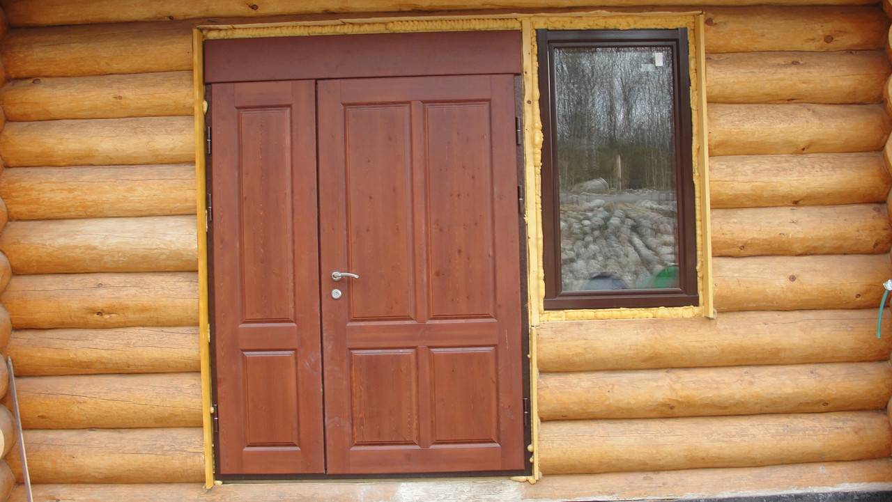 Дверь изолированная. Двери в деревянном доме. Утеплить деревянную дверь. Дверь наружная деревянная утепленная. Утепленные входные двери из дерева.