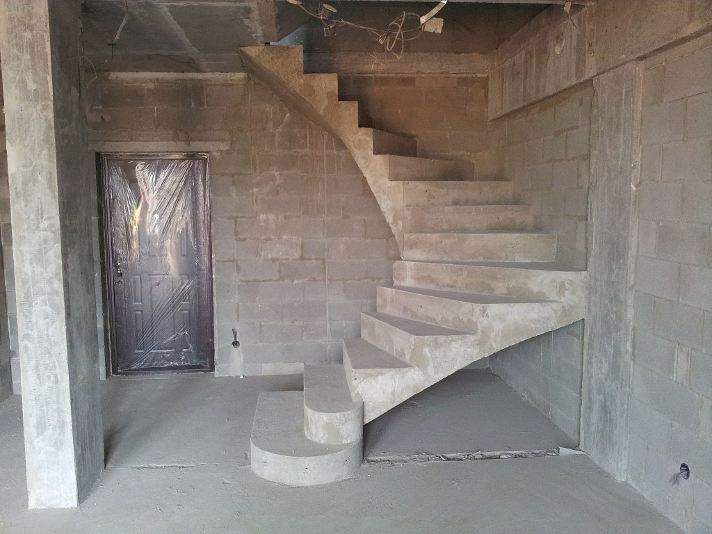 Бетонная лестница второй. Бетонная лестница. Лестницы заливные бетонные. Бетонные лестницы в частном. Монолитная лестница.