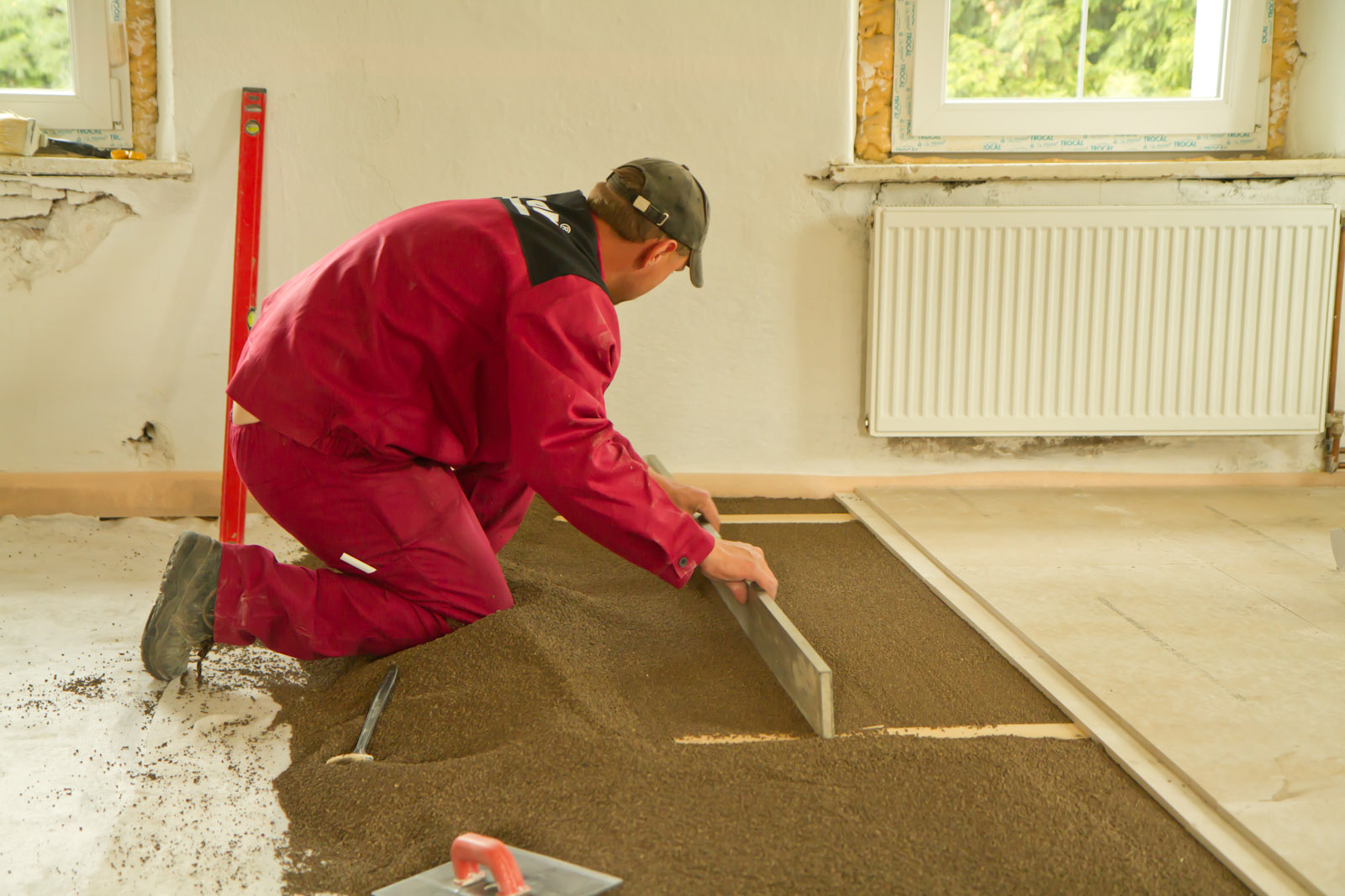  залить ровно бетонный пол:  залить пол в доме или гараже бетоном .