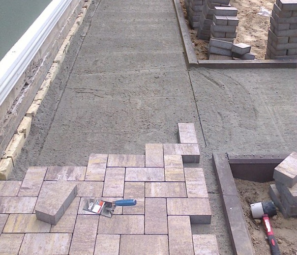 Укладка тротуарной плитки на старое бетонное основание: Укладка .