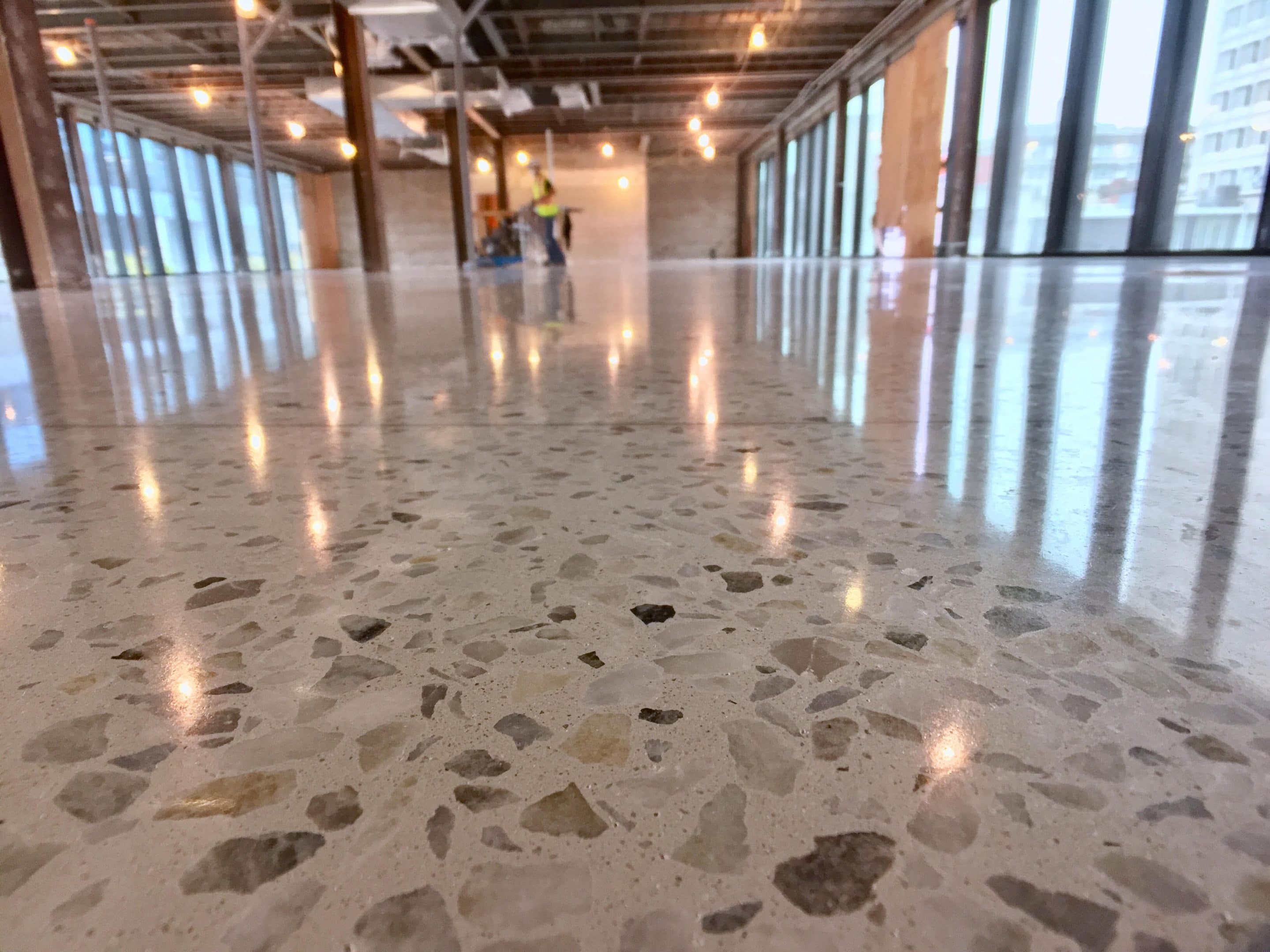 шлифованный бетонный пол в интерьере