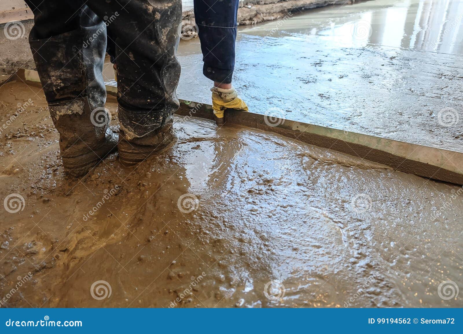 Заливка бетона в дождь. Заливать бетон в дождь. Бетон под водой.