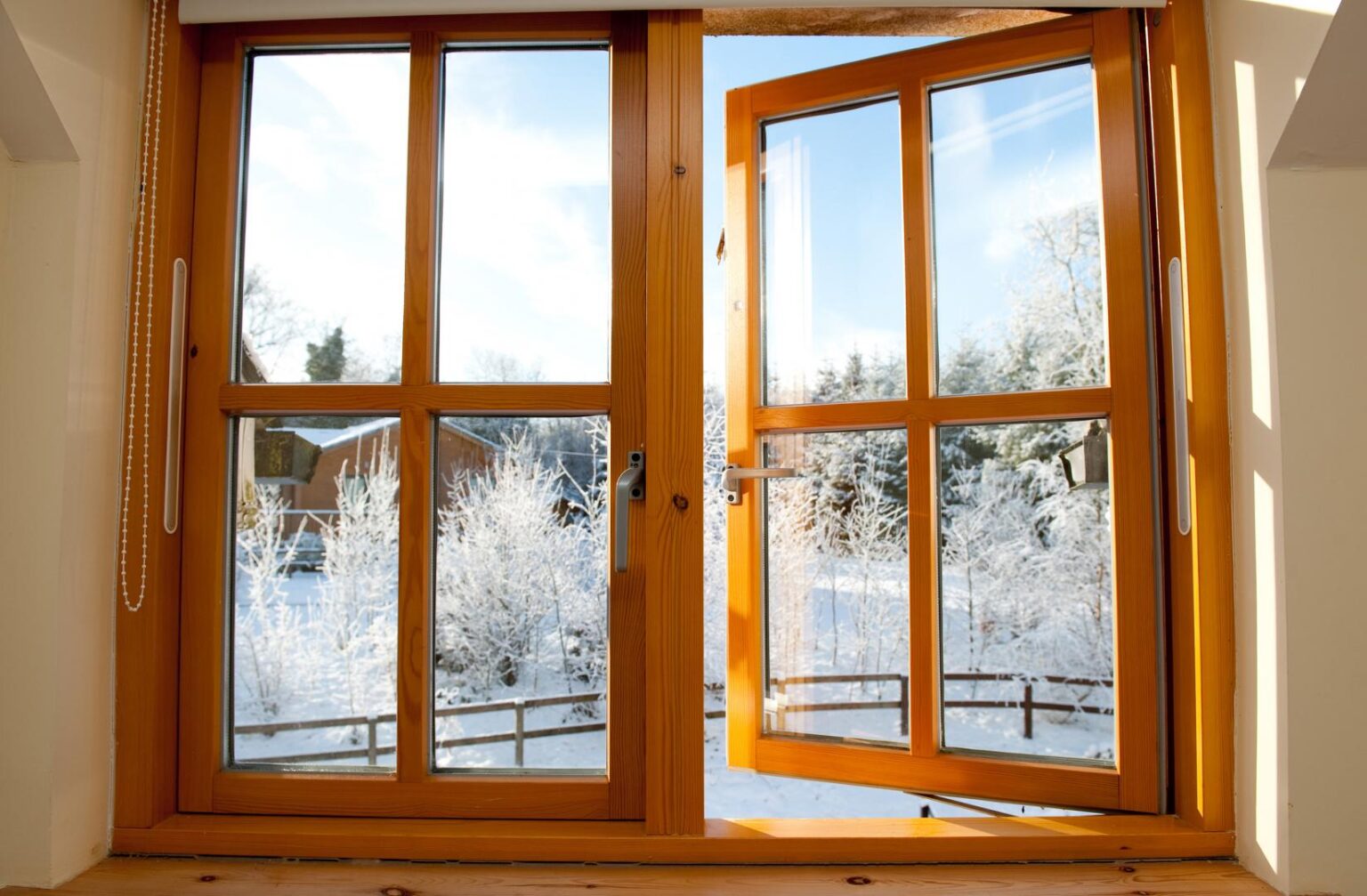 Материал пвх окна. Окно ПВХ трёхстворчатое, 144х175 см. Пластико-деревянные окна. Евроокна деревянные со стеклопакетом. Красивые деревянные окна.