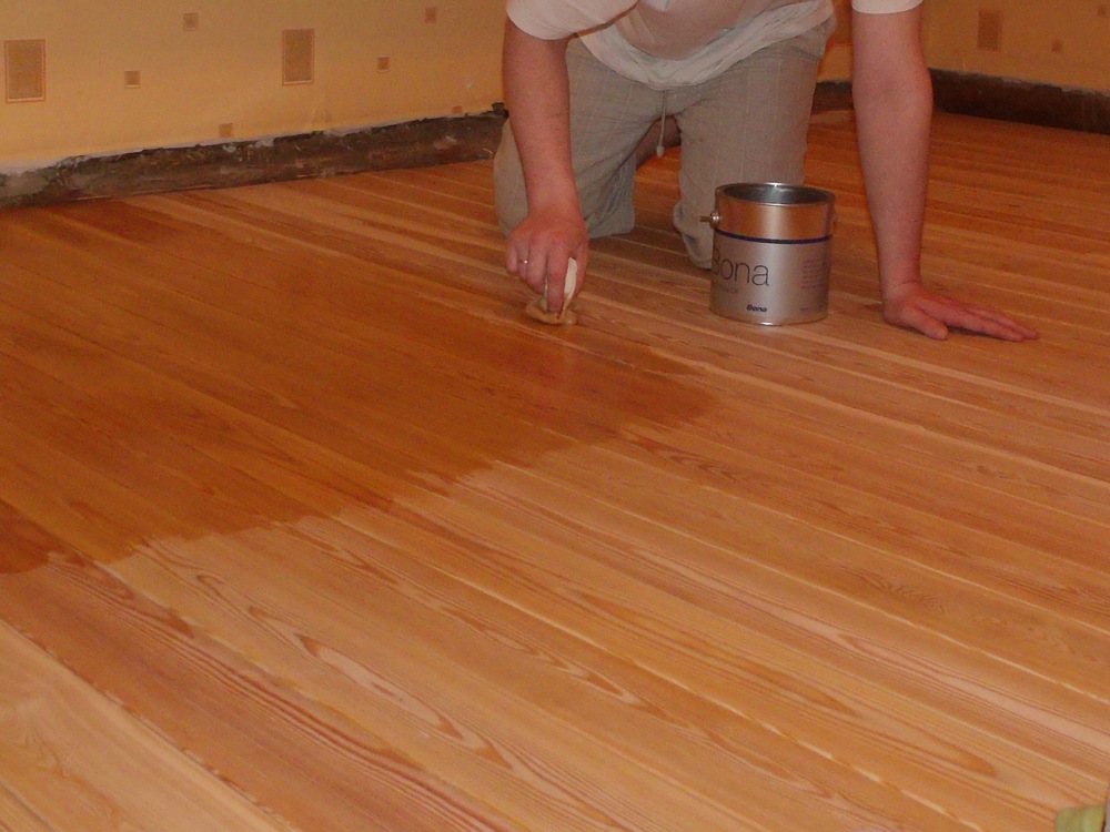  обработать деревянный пол в доме:  покрыть деревянный пол в доме .