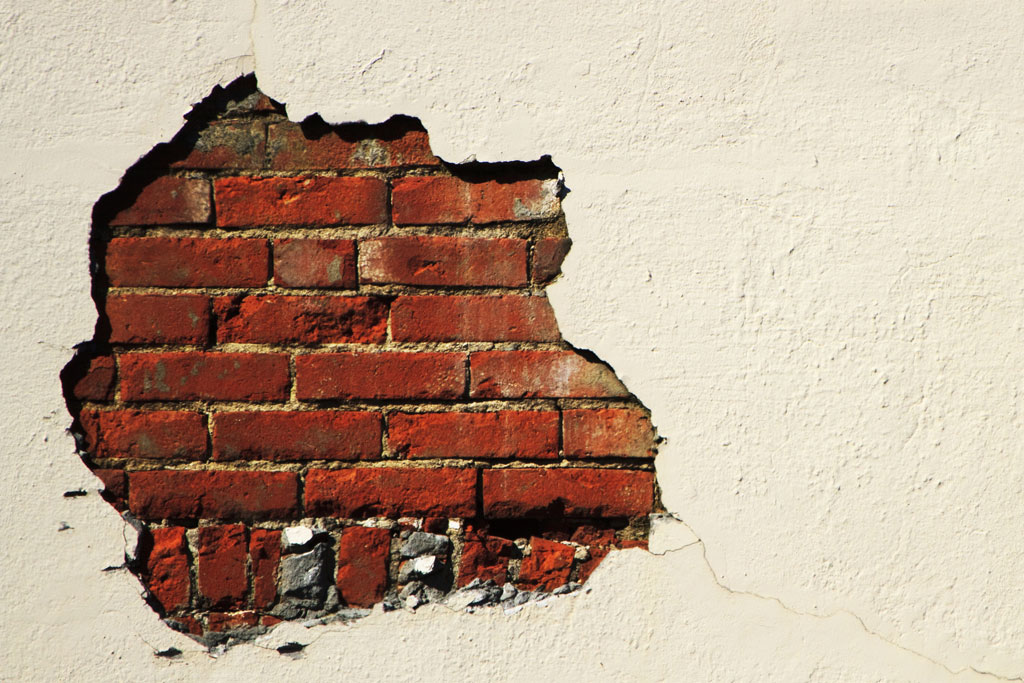 Brick through. взрыв кирпичной стены. пролом в бетонной стене рисунок. разрушенная стена. кирпичная стена с дыркой.