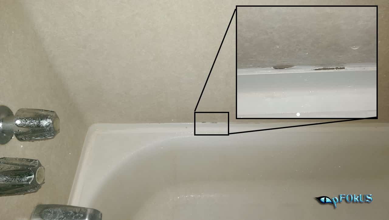 Из ванны вытекает вода. Шов между ванной и стеной. Примыкание ванны к стене. Стык между ванной и стеной. Стык ванны и стены.
